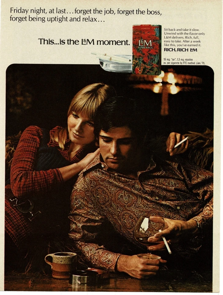 L&M Cigarettes 1971 pareja disfrutando de cigarros y bebidas anuncio impreso vintage Foto 1 de 1