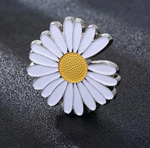 Daisy Pin Badge Lapel Brooch Metal Enamel Fashion Silver White Accessories - Foto 1 di 4