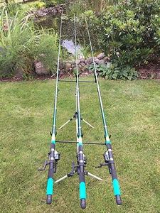 (D) 3x 4,50 Angelrute Angelset 3x Angelrolle CB440 + Rod Pod 280509 - Bild 1 von 7