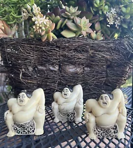 3 Netsuke lottatore di sumo giapponese guerriero intagliato a mano firmato figurina vintage - Foto 1 di 12