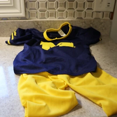 Camiseta y pantalones de fútbol americano vintage Franklin Michigan Wolverines de malla para jóvenes pequeños Foto 1 de 4
