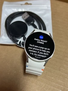 Samsung Galaxy Watch 7 40mm silver Smartwatch SM-L300 unlocked - Photo 1 sur 4