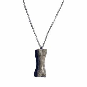 "Collana Ciondolo Osso Ossa Di Dinosauro Fossile a Forma Osso - Catena 18" - Confezione Regalo - Foto 1 di 2