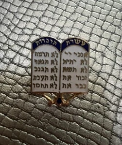 Vintage ZEHN GEBOTE Tafel Emaille Anstecknadel hebräisch jüdisch Davidstern - Bild 1 von 2