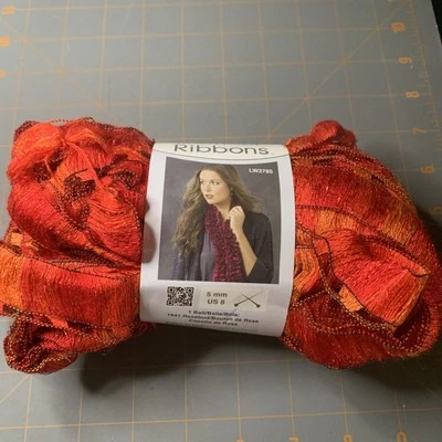 Hilo de fuego Red Heart Boutique Ribbons 3,5 oz. Madeja 42 yardas rojo naranja brillante Foto 1 de 4