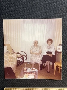 FOTO D'EPOCA RITROVATA vecchie donne in abiti sedute su sedie - Foto 1 di 3