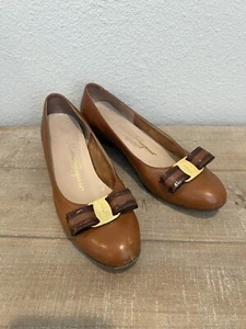Vintage Salvatore Ferragamo Brown Leather Pump Bow Gold Logo Low Heel Size 9 B - Picture 1 of 9