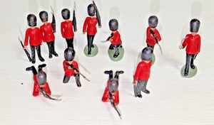 Lotto 11 Soldatini Britains LTD HONG KONG Guardia della Regina Vintage - Imagen 1 de 5