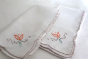 Vintage Set of 2 15" Cotton Luncheon Napkins Embroidery Floral Fold Lines - Picture 1 of 5