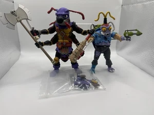 Figuras de acción NECA Teenage Mutant Ninja Turtles TMNT Solicitud y Scumbug - Imagen 1 de 1