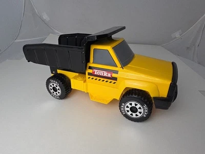 Camión de volteo Hasbro Tonka 2012 construcción amarillo - metal y negro - plástico  Foto 1 de 4