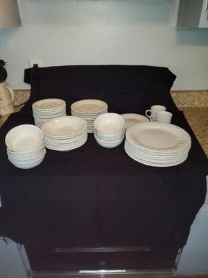 Juego de vajilla de 57 piezas Flourish de Gibson Designs Foto 1 de 4