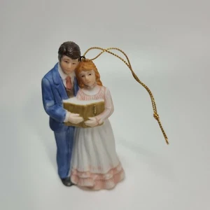 Enesco junges Paar, Keramikfiguren, 3,5" hoch Ornament oder Tortenaufleger. - Bild 1 von 1