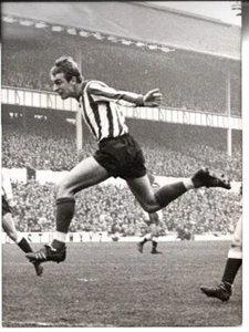 Press Photo 8 x 6 - Ron Davies - Southampton v Tottenham 1967 - Picture 1 of 2