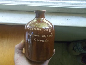 KICKAPOO SWIZZLE NIAGARA'S 9TH ANNUAL CONVENTION ANTIQUE POTTERY SCRATCH JUG - Bild 1 von 6