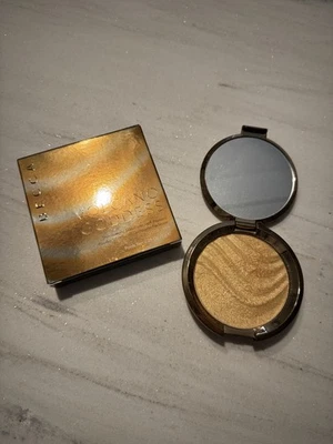 Becca Volcano Goddess Gold Lava Highlighter - Bild 1 von 3
