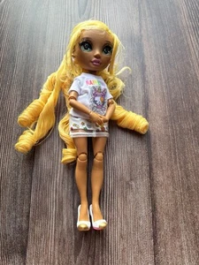 Rainbow High Jr High Sunny Madison 11" bambola gialla alla moda - Foto 1 di 11