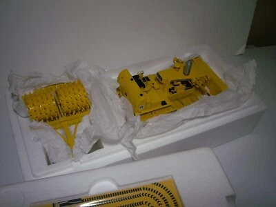 FIRST GEAR 1/25 INTERNATIONAL HARVESTER YELLOW TD25 TRACK DOZER WITH SHEEP FOOT - Image 1 of 4