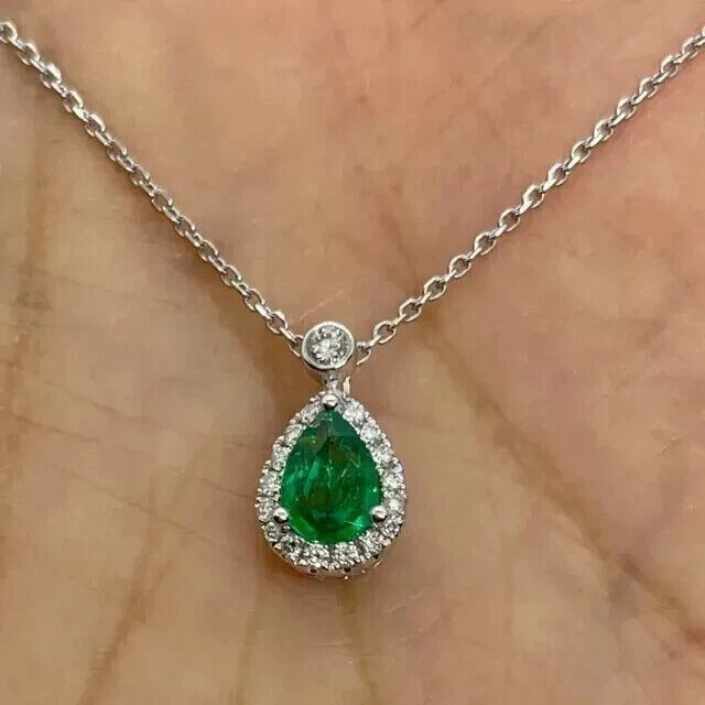 Ожерелье с подвеской в виде груши с имитацией зеленого изумруда гало покрытие белым золотом 14 карат 2 карата - Изображение 1 из 4