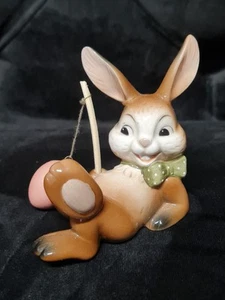 Goebel Ostern Hase "Ein Ostergruß" Osterhase mit Osterei 13,5 cm - Bild 1 von 5