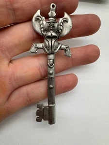 Gallo Vintage Zinn Schlüssel Anhänger mit Totenkopf und Flügel Design 3,5 Zoll - Bild 1 von 4