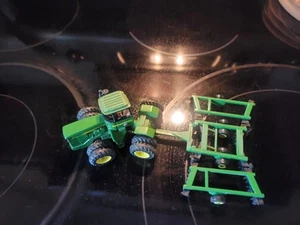 1/64 John Deere 8850 4x4 and 220 Folding Disk - Picture 1 of 8