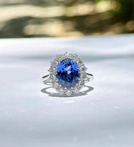18ct White Gold Sparkling Blue Tanzanite and Diamond Estate VS Ring - Picture 1 of 3