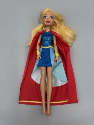 Muñeca DC Super Hero Girls 12 pulgadas con capa roja sin zapatos Foto 1 de 4