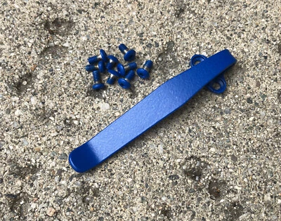 Clip de bolsillo de titanio azul con tornillos de acero inoxidable para mini Griptilian 556-1 hecho en banco Foto 1 de 4