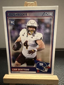 Score Football 2025 - Rookies Cameron Skattebo #1 (RC) - Imagen 1 de 2