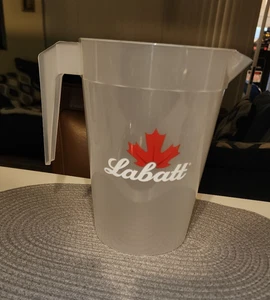 Jarra de plástico Labatt 64 oz NUEVA - Imagen 1 de 1