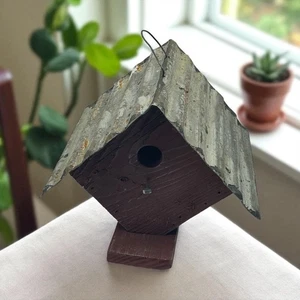 Maison à oiseaux rustique en diamant fait main Amish avec toit en étain et hangar en grange rouge - Photo 1/3