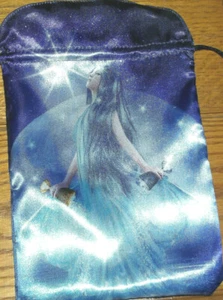 NUOVO DI ZECCA! CARTA TAROCCHI THELEMA SATINATO O BORSA PIETRE RUNE 6""X9"" BELLISSIMO BLU - Foto 1 di 3