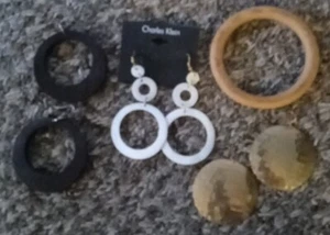 Charles Klein weiße Reifen, braunes Holz, goldfarbene Ohrringe Armband Menge 4 schön - Bild 1 von 7