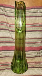 LE Smith Kunstglas geschwungene Vase Avocado grün 231/2" gerippt Vintage MCM - Bild 1 von 13