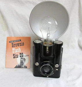 VINTAGE 1940er KODAK BROWNIE FLASH SIX 20 KAMERA mit BLITZ & ERA GLÜHBIRNE & HANDBUCH - Bild 1 von 7