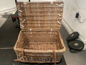 large antique wicker basket with lid 76cm Long X 54cm Wide X 40cm High - Picture 1 of 8