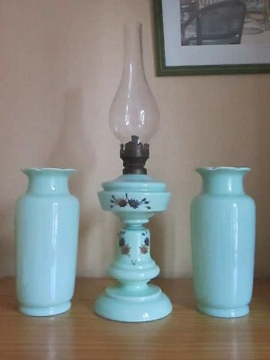  Garniture de cheminée lampe à pétrole  + 2 vases assortis en opaline verte  - Photo 1/4