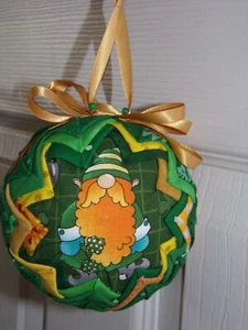 Wichtel gekleidet für St. Patrick's Day, 4 Zoll Stoff Runde Ball Ornament - Bild 1 von 6