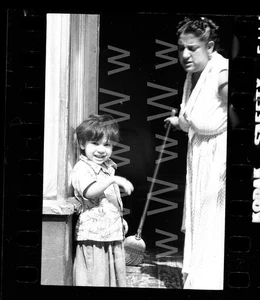 1958 Gypsies Mother Sweeps Child Boy Manhattan NYC Old 35mm Photo Negative A15 - Picture 1 of 1