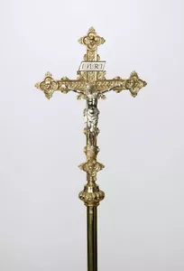 Cruz procesional tradicional con soporte base - Todo latón (#5/91) chalice co. - Imagen 1 de 22