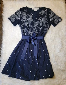 Gretchen Scott Kleid Damen SMALL dunkelblau weiß Stickerei Midi Gürtel Schleife - Bild 1 von 14
