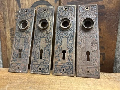 Antiguo juego de placas traseras de perilla de puerta de hierro fundido ornamentado metal vintage decoración de flores Foto 1 de 4