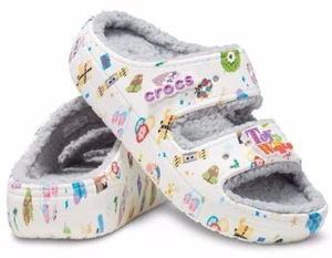 CROCS Disney Parks Pixar Holiday Cozzzy Finti Sandali Sherpa Adulto m7/w9 m8/w10 - Foto 1 di 14