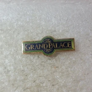 Prendedor de recuerdo The Grand Palace Branson Missouri insignia de teatro azul dorado - Imagen 1 de 4