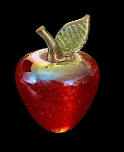 Kleiner massiver Kunstglas rot irisierender Apfel Briefbeschwerer grünes Blatt 3,5" hoch - Bild 1 von 5