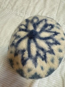 Handknit Wool Beret Hat Womens Medium Blue Ivory - Picture 1 of 4