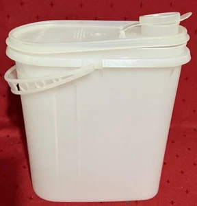 Tupperware White Beverage Buddy Storage Container Pitcher Lid & Handle 2Qt Vtg - Picture 1 of 3