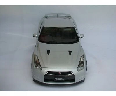 IXO 520010106 - 1:8 IXO Nissan GT-R (Carson) Nuovo - Immagine 1 di 4
