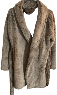 Abrigo envolvente de piel sintética con diseño ASOS talla pequeña ¡bolsillos grises! Foto 1 de 4